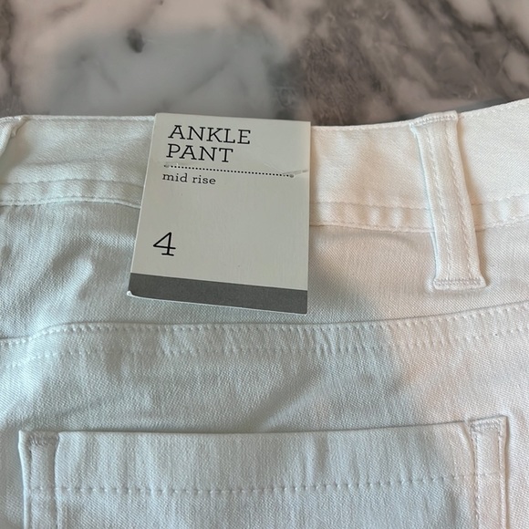 Brand new White cropped pants - Picture 2 of 3